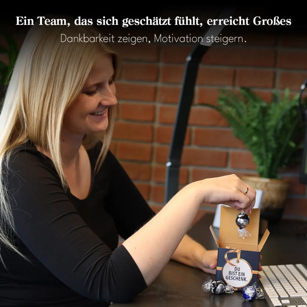 Montage_Werbe-Wuerfel_XL_ein-Geschenk_BLAU_NEUE_FUELLUNG_DU_LOGO_98547