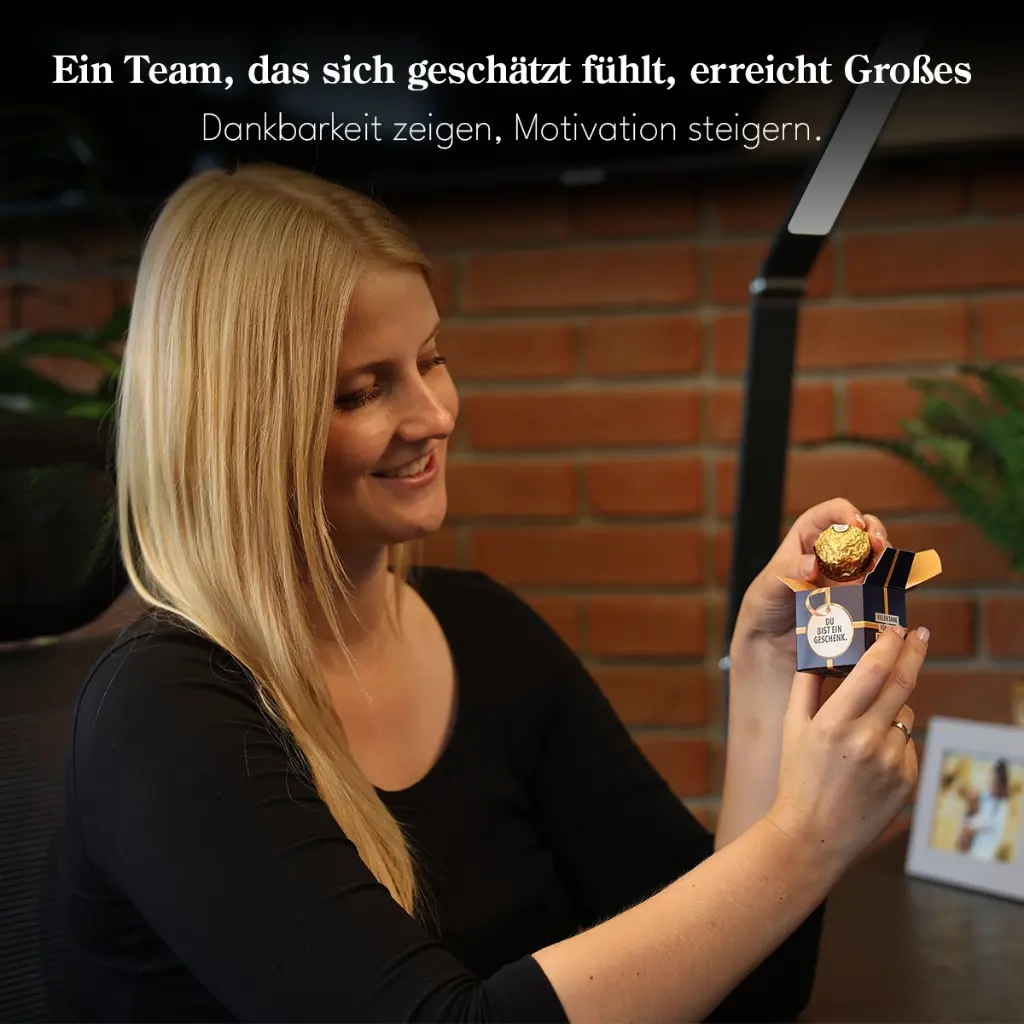 montage_wuerfel_klein_ein-geschenk-ganzjahr_rocher_BLAU_SIE_LUPE_98487